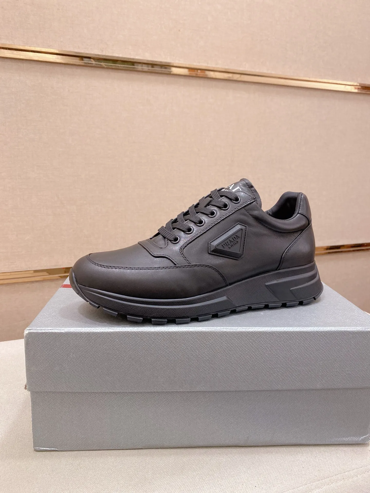 Factory price 560💰 ✔️✔️✔️High-quality new PRADA counters are on the market at the same time. The new men's shoes and 😘fabrics are selected from imported first-layer cowhide and are made with pure handcrafts. Lining: Full cowhide lining. 👍🏿 High-end ☄️ air-cushion molded anti-slip rubber outsole, exquisite lines, simple and elegant, comfortable and high-end for leisure travel. Code number: 38 to 44 (45 can be customized and cannot be returned or exchanged)
